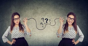 Δύο αστείες γυναίκες που έχουν ενοχλήσει την επικοινωνία στοκ φωτογραφίες με δικαίωμα ελεύθερης χρήσης Δύο αστείες γυναίκες που έχουν ενοχλήσει την επικοινωνία στοκ φωτογραφίες με δικαίωμα ελεύθερης χρήσης