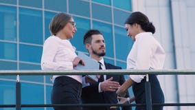 Δύο ελκυστικές επιχειρησιακές γυναίκες που συναντούν έναν επιχειρησιακό άνδρα υπαίθρια απόθεμα βίντεο Δύο ελκυστικές επιχειρησιακές γυναίκες που συναντούν έναν επιχειρησιακό άνδρα υπαίθρια απόθεμα βίντεο