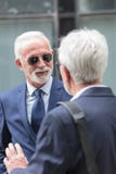 ΔÏο επιτυχή ανώτεÏα στελÎχη στα κοστοÏμια που μιλοÏν μπÏοστά από Îνα κ στοκ φωτογραφίες ΔÏο επιτυχή ανώτεÏα στελÎχη στα κοστοÏμια που μιλοÏν μπÏοστά από Îνα κ στοκ φωτογραφίες