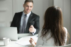 Δύο επιχειρηματίες που μιλούν στο γραφείο γραφείων στοκ φωτογραφία Δύο επιχειρηματίες που μιλούν στο γραφείο γραφείων στοκ φωτογραφία