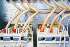 Δύο ηλεκτρικοί τριφασικοί διακόπτες που συνδέονται με τα καλώδια σε ένα υπόβαθρο μετάλλων στοκ φωτογραφίες με δικαίωμα ελεύθερης χρήσης Δύο ηλεκτρικοί τριφασικοί διακόπτες που συνδέονται με τα καλώδια σε ένα υπόβαθρο μετάλλων στοκ φωτογραφίες με δικαίωμα ελεύθερης χρήσης