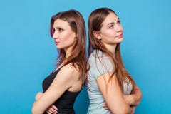 Δύο καυκάσιες ελκυστικές νέες γυναίκες στέκονται πίσω να υποστηρίξουν, με τα χέρια που διασχίζονται στοκ εικόνες με δικαίωμα ελεύθερης χρήσης Δύο καυκάσιες ελκυστικές νέες γυναίκες στέκονται πίσω να υποστηρίξουν, με τα χέρια που διασχίζονται στοκ εικόνες με δικαίωμα ελεύθερης χρήσης