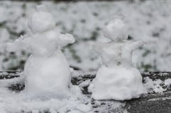 Δύο μικροί τραχιοί χιονάνθρωποι με το χιόνι είναι στη γραπτή φωτογραφία στοκ φωτογραφία με δικαίωμα ελεύθερης χρήσης Δύο μικροί τραχιοί χιονάνθρωποι με το χιόνι είναι στη γραπτή φωτογραφία στοκ φωτογραφία με δικαίωμα ελεύθερης χρήσης