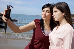 Δύο νέες γυναίκες που παίρνουν selfie μπροστά από την παραλία που κάνει τα αστεία πρόσωπα στοκ φωτογραφία με δικαίωμα ελεύθερης χρήσης Δύο νέες γυναίκες που παίρνουν selfie μπροστά από την παραλία που κάνει τα αστεία πρόσωπα στοκ φωτογραφία με δικαίωμα ελεύθερης χρήσης
