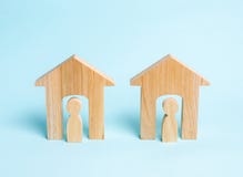 Δύο ξύλινα σπίτια με τους γείτονες Δύο γείτονες Καλή γειτονιά, περιοχή Επικοινωνία, επικοινωνία μεταξύ δύο ανθρώπων στοκ φωτογραφίες με δικαίωμα ελεύθερης χρήσης Δύο ξύλινα σπίτια με τους γείτονες Δύο γείτονες Καλή γειτονιά, περιοχή Επικοινωνία, επικοινωνία μεταξύ δύο ανθρώπων στοκ φωτογραφίες με δικαίωμα ελεύθερης χρήσης