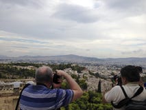 Δύο πίσω παπαράτσι ατόμων που γυρίζουν εξετάζοντας το έκκεντρο φωτογραφίας τους στοκ εικόνα Δύο πίσω παπαράτσι ατόμων που γυρίζουν εξετάζοντας το έκκεντρο φωτογραφίας τους στοκ εικόνα