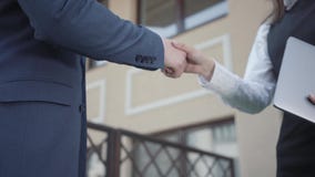 Δύο παραγνωρισμένοι συνέταιροι νεαρών άνδρων και γυναικών που τινάζουν τα χέρια στην κινηματογράφηση σε πρώτο πλάνο πεζουλιών Συν φιλμ μικρού μήκους Δύο παραγνωρισμένοι συνέταιροι νεαρών άνδρων και γυναικών που τινάζουν τα χέρια στην κινηματογράφηση σε πρώτο πλάνο πεζουλιών Συν φιλμ μικρού μήκους