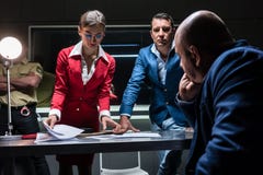 Δύο πειστικοί ανακριτές που προσπαθούν να λάβει μια ομολογία στοκ εικόνα Δύο πειστικοί ανακριτές που προσπαθούν να λάβει μια ομολογία στοκ εικόνα