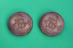 Δύο προϊόντα σοκολάτας υπό μορφή φυσικών bitcoins βρίσκονται στο α στοκ φωτογραφία με δικαίωμα ελεύθερης χρήσης Δύο προϊόντα σοκολάτας υπό μορφή φυσικών bitcoins βρίσκονται στο α στοκ φωτογραφία με δικαίωμα ελεύθερης χρήσης