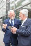 _δύο σοβαρός ανώτερος επιχειρηματίας εργάζομαι ένας ταμπλέτα κοιτάζω μεταξύ τους και συζητώ στοκ εικόνα με δικαίωμα ελεύθερης χρήσης _δύο σοβαρός ανώτερος επιχειρηματίας εργάζομαι ένας ταμπλέτα κοιτάζω μεταξύ τους και συζητώ στοκ εικόνα με δικαίωμα ελεύθερης χρήσης