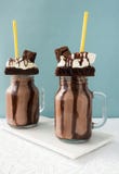 Δύο σοκολάτα Freakshakes, Milkshakes, με Brownies στοκ εικόνα με δικαίωμα ελεύθερης χρήσης Δύο σοκολάτα Freakshakes, Milkshakes, με Brownies στοκ εικόνα με δικαίωμα ελεύθερης χρήσης