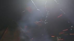 Δύο φίλοι που κάθονται τη νύχτα δίπλα στην πυρκαγιά και την ομιλία φωτιών απόθεμα βίντεο Δύο φίλοι που κάθονται τη νύχτα δίπλα στην πυρκαγιά και την ομιλία φωτιών απόθεμα βίντεο