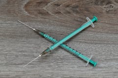 Δύο χρησιμοποιημένες ιατρικές σύριγγες Εργαλεία νοσοκομείων Σύριγγα Στοκ εικόνες με δικαίωμα ελεύθερης χρήσης Δύο χρησιμοποιημένες ιατρικές σύριγγες Εργαλεία νοσοκομείων Σύριγγα Στοκ εικόνες με δικαίωμα ελεύθερης χρήσης
