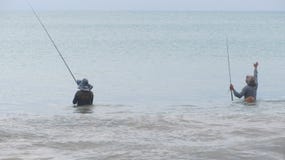 Δύο ψαράδες με τις πλάτες στοκ φωτογραφία Δύο ψαράδες με τις πλάτες στοκ φωτογραφία