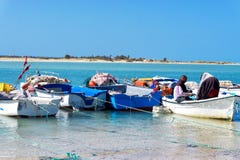 Δύο ψαράδες στην ακτή της Μεσογείου σε Djerba, Τυνησία στοκ φωτογραφία με δικαίωμα ελεύθερης χρήσης Δύο ψαράδες στην ακτή της Μεσογείου σε Djerba, Τυνησία στοκ φωτογραφία με δικαίωμα ελεύθερης χρήσης