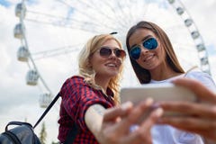 Δύο όμορφα κορίτσια που παίρνουν selfie στοκ εικόνες Δύο όμορφα κορίτσια που παίρνουν selfie στοκ εικόνες