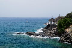 Δύσκολη ακτή στη πλευρά Adeje, Tenerife, Κανάρια νησιά στοκ φωτογραφία Δύσκολη ακτή στη πλευρά Adeje, Tenerife, Κανάρια νησιά στοκ φωτογραφία