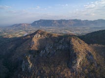 Δύσκολη σειρά απότομων βράχων και βουνών με την ορεινή περιοχή και το υπόβαθρο σπιτιών στοκ εικόνα Δύσκολη σειρά απότομων βράχων και βουνών με την ορεινή περιοχή και το υπόβαθρο σπιτιών στοκ εικόνα