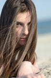 Ελκυστική γυναίκα που βρίσκεται στο μπικίνι ένδυσης άμμου στοκ εικόνες Ελκυστική γυναίκα που βρίσκεται στο μπικίνι ένδυσης άμμου στοκ εικόνες