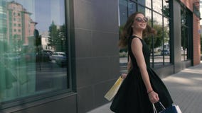 Ελκυστική νέα γυναίκα που περπατά κεντρικός μετά από να ψωνίσει απόθεμα βίντεο Ελκυστική νέα γυναίκα που περπατά κεντρικός μετά από να ψωνίσει απόθεμα βίντεο