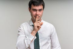 Ελκυστικό άτομο με το δάχτυλο στα χείλια που κάνει τη χειρονομία σιωπής στοκ φωτογραφία Ελκυστικό άτομο με το δάχτυλο στα χείλια που κάνει τη χειρονομία σιωπής στοκ φωτογραφία