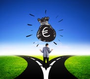 Ελκυστικός επιχειρηματίας που επιλέγει το διαφορετικό τρόπο για την ευρο- χρηματοδότηση χρημάτων στοκ φωτογραφίες Ελκυστικός επιχειρηματίας που επιλέγει το διαφορετικό τρόπο για την ευρο- χρηματοδότηση χρημάτων στοκ φωτογραφίες