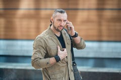 Ελκυστικός επιχειρηματίας που μιλά στο smartphone στοκ εικόνες με δικαίωμα ελεύθερης χρήσης Ελκυστικός επιχειρηματίας που μιλά στο smartphone στοκ εικόνες με δικαίωμα ελεύθερης χρήσης