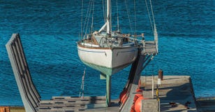 δεδομένου ότι η ανασκόπηση είναι μπλε οι βάρκες βαρκών μπορούν να κτυπήσουν σκοτεινό κ Γιοτ στοκ φωτογραφία με δικαίωμα ελεύθερης χρήσης δεδομένου ότι η ανασκόπηση είναι μπλε οι βάρκες βαρκών μπορούν να κτυπήσουν σκοτεινό κ Γιοτ στοκ φωτογραφία με δικαίωμα ελεύθερης χρήσης