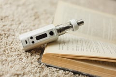 Ε-τσιγάρο ή vaping συσκευή στο ουδέτερο υπόβαθρο στοκ εικόνες Ε-τσιγάρο ή vaping συσκευή στο ουδέτερο υπόβαθρο στοκ εικόνες