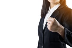Η επιχειρησιακή γυναίκα που φορά το μαύρο κοστούμι που στέκεται παρουσιάζει χούφτα των επιτευγμάτων που απομονώνονται στο άσπρο υ στοκ φωτογραφία Η επιχειρησιακή γυναίκα που φορά το μαύρο κοστούμι που στέκεται παρουσιάζει χούφτα των επιτευγμάτων που απομονώνονται στο άσπρο υ στοκ φωτογραφία