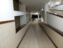 Είναι τόσο ήρεμο στον τρόπο κάτω από το σχολείο στοκ εικόνα Είναι τόσο ήρεμο στον τρόπο κάτω από το σχολείο στοκ εικόνα