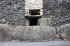 Είσοδος Newgrange - κομητεία Meath, Ιρλανδία στοκ εικόνες με δικαίωμα ελεύθερης χρήσης Είσοδος Newgrange - κομητεία Meath, Ιρλανδία στοκ εικόνες με δικαίωμα ελεύθερης χρήσης