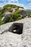 Είσοδος στη σπηλιά πάνω από ένα βουνό Η αιχμηρή κάθοδος κάτω από τη σήραγγα στοκ εικόνες Είσοδος στη σπηλιά πάνω από ένα βουνό Η αιχμηρή κάθοδος κάτω από τη σήραγγα στοκ εικόνες