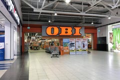 Είσοδος στην υπεÏαγοÏά οικοδόμησης OBI μÎσα στο εμποÏικό κÎντÏο στοκ φωτογραφία Είσοδος στην υπεÏαγοÏά οικοδόμησης OBI μÎσα στο εμποÏικό κÎντÏο στοκ φωτογραφία