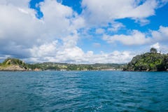 Είσοδος στο λιμάνι Tutukaka και μαρίνα που βλέπει από την ακτή στοκ εικόνες Είσοδος στο λιμάνι Tutukaka και μαρίνα που βλέπει από την ακτή στοκ εικόνες
