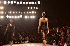 Εβδομάδα μόδας συλλογής MISHA στοκ εικόνα Εβδομάδα μόδας συλλογής MISHA στοκ εικόνα