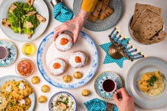 Εβραϊκές διακοπές Hanukkah, παραδοσιακή γιορτή, χέρια επάνω από την άποψη επιτραπέζιων κορυφών Εβραϊκές διακοπές Hanukkah, παραδοσιακή γιορτή, χέρια επάνω από την άποψη επιτραπέζιων κορυφών
