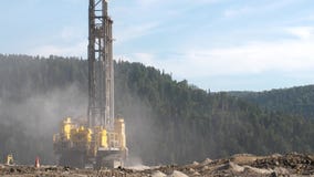 Εγκατάσταση γεώτρησης διατρήσεων στο ανοικτό κοίλωμα άνθρακα Τρυπώντας με τρυπάνι τρύπες για τις εκρηκτικές ύλες στο λατομείο Σε απόθεμα βίντεο Εγκατάσταση γεώτρησης διατρήσεων στο ανοικτό κοίλωμα άνθρακα Τρυπώντας με τρυπάνι τρύπες για τις εκρηκτικές ύλες στο λατομείο Σε απόθεμα βίντεο