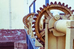 Εγκατάσταση για την άντληση της βαλβίδας στο φράγμα στη λίμνη, μεγάλο παλαιό βαρούλκο στοκ φωτογραφίες με δικαίωμα ελεύθερης χρήσης Εγκατάσταση για την άντληση της βαλβίδας στο φράγμα στη λίμνη, μεγάλο παλαιό βαρούλκο στοκ φωτογραφίες με δικαίωμα ελεύθερης χρήσης