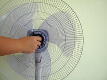 Εγκατάσταση μερών ανεμιστήρων για την υποδοχή αυτού του καλοκαιριού στοκ εικόνα Εγκατάσταση μερών ανεμιστήρων για την υποδοχή αυτού του καλοκαιριού στοκ εικόνα
