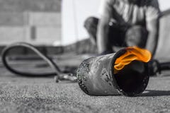 Εγκατάσταση υλικού κατασκευής σκεπής ρόλων με τη λυχνία συγκόλλησης προπανίου κατά τη διάρκεια των οικοδομών στοκ εικόνες με δικαίωμα ελεύθερης χρήσης Εγκατάσταση υλικού κατασκευής σκεπής ρόλων με τη λυχνία συγκόλλησης προπανίου κατά τη διάρκεια των οικοδομών στοκ εικόνες με δικαίωμα ελεύθερης χρήσης