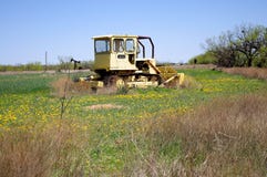 Εγκαταλείψτε τον εκσακαφέα Catepillar στον τομέα στοκ φωτογραφία με δικαίωμα ελεύθερης χρήσης Εγκαταλείψτε τον εκσακαφέα Catepillar στον τομέα στοκ φωτογραφία με δικαίωμα ελεύθερης χρήσης