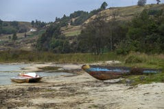 Εγκαταλειμμένες παλαιές βάρκες στην άσπρη παραλία στοκ εικόνες με δικαίωμα ελεύθερης χρήσης Εγκαταλειμμένες παλαιές βάρκες στην άσπρη παραλία στοκ εικόνες με δικαίωμα ελεύθερης χρήσης