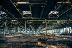 Εγκαταλειμμένη βιομηχανική ανατριχιαστική αποθήκη εμπορευμάτων μέσα στο παλαιό σκοτεινό κτήριο εργοστασίων grunge στοκ εικόνα με δικαίωμα ελεύθερης χρήσης Εγκαταλειμμένη βιομηχανική ανατριχιαστική αποθήκη εμπορευμάτων μέσα στο παλαιό σκοτεινό κτήριο εργοστασίων grunge στοκ εικόνα με δικαίωμα ελεύθερης χρήσης