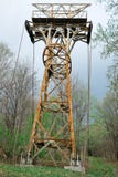 Εγκαταλειμμένος σκουριασμένος cable-way στυλοβάτης στο δάσος στοκ εικόνες Εγκαταλειμμένος σκουριασμένος cable-way στυλοβάτης στο δάσος στοκ εικόνες