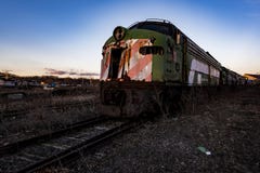 Εγκαταλελειμμένη ατμομηχανή στο λυκόφως - εγκαταλειμμένα τραίνα σιδηροδρόμου στοκ εικόνες Εγκαταλελειμμένη ατμομηχανή στο λυκόφως - εγκαταλειμμένα τραίνα σιδηροδρόμου στοκ εικόνες