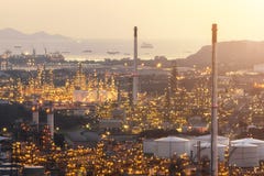 Εγκαταστάσεις παραγωγής ενέργειας για τη βιομηχανική περιοχή στο λυκόφως στοκ φωτογραφίες Εγκαταστάσεις παραγωγής ενέργειας για τη βιομηχανική περιοχή στο λυκόφως στοκ φωτογραφίες