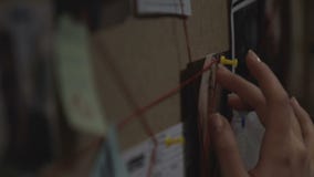 Εγκληματική ληστεία Τραπέζης προγραμματισμού γυναικών πονηριών και ανάλυση των πληροφοριών εν πλω απόθεμα βίντεο Εγκληματική ληστεία Τραπέζης προγραμματισμού γυναικών πονηριών και ανάλυση των πληροφοριών εν πλω απόθεμα βίντεο