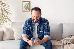 Εγχώρια μόνη συνεδρίαση ατόμων στον καναπέ που καθιστά το συνδυασμό στον κύβο των rubik χαρούμενο στοκ φωτογραφία με δικαίωμα ελεύθερης χρήσης Εγχώρια μόνη συνεδρίαση ατόμων στον καναπέ που καθιστά το συνδυασμό στον κύβο των rubik χαρούμενο στοκ φωτογραφία με δικαίωμα ελεύθερης χρήσης