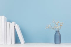 Εγχώριο ντεκόρ κομψότητας - άσπρα βιβλία και μικρό βάζο γυαλιού με τα ξηρά λουλούδια στο μαλακό ελαφρύ άσπρο ξύλινο πίνακα και το στοκ φωτογραφία με δικαίωμα ελεύθερης χρήσης Εγχώριο ντεκόρ κομψότητας - άσπρα βιβλία και μικρό βάζο γυαλιού με τα ξηρά λουλούδια στο μαλακό ελαφρύ άσπρο ξύλινο πίνακα και το στοκ φωτογραφία με δικαίωμα ελεύθερης χρήσης